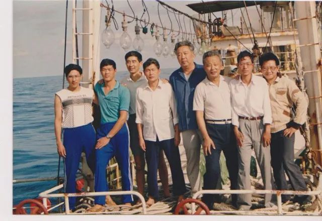 1990年鱿鱼钓作业总结会(左一王尧耕教授,左二陈新法船长,左四任为公