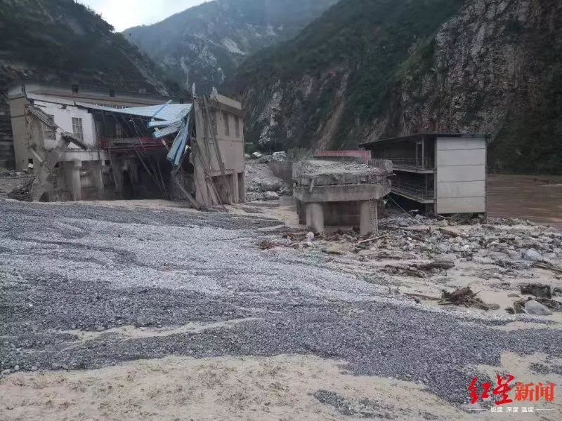 凉山甘洛暴雨致12人失联有人曾发视频给家人称遇到垮石头