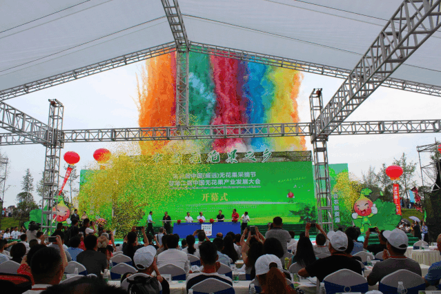 快来为他们点赞吧他们是值得我们学习的劳动者代表颁奖种植家庭农场