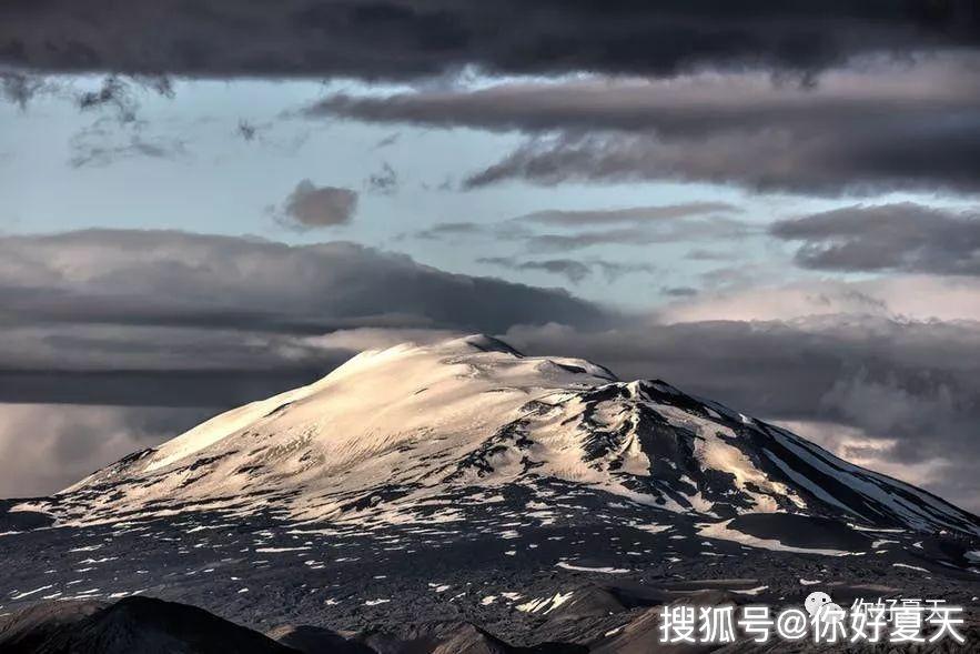 海克拉火山火山整体的面积大约为3000平方米,深度大约是120米.