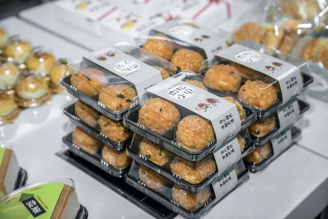 面包摆放在橱窗里面也是很有技巧的,丹麦面包,港式面包,饼干类摆放的