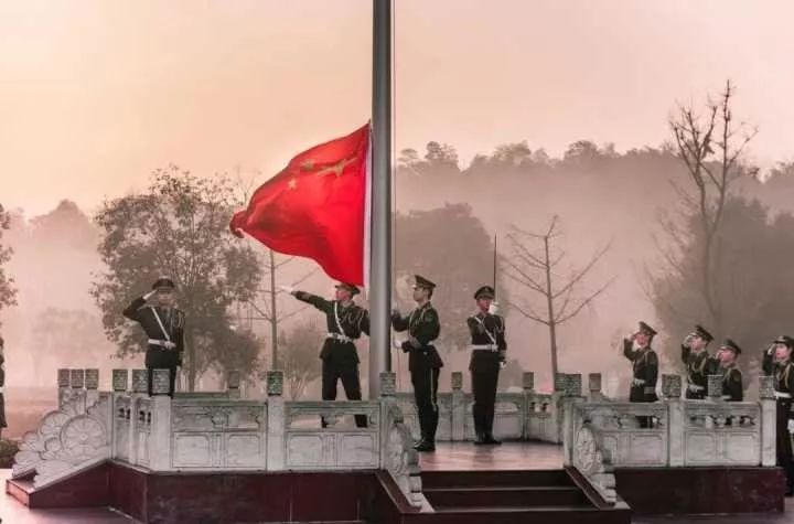 九院学子这样向中国人民解放军致敬 青涩的脸庞,生疏的动作,也曾来