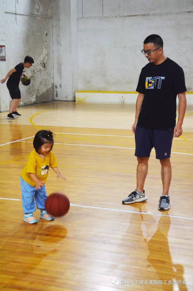 爱打篮球的同学夏季怎么穿搭_男生夏季穿搭(3)