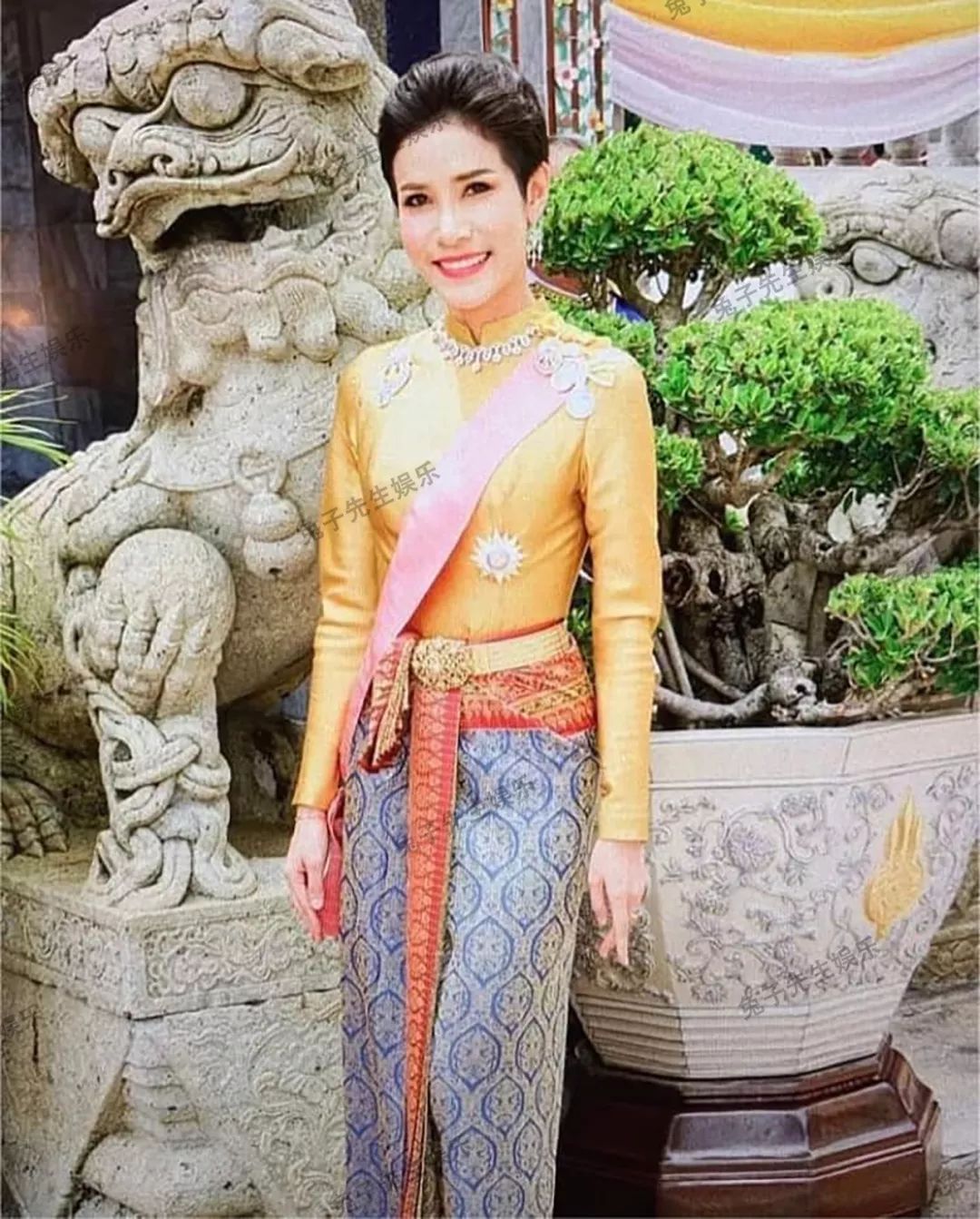 贵妃在做军人时,常年留着短发,再穿上露脐装和牛仔裤,娘man平衡,美得