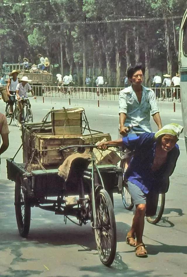 1980年广州历史老照片:一个拉货的农民工,炎炎夏日让人看着心疼