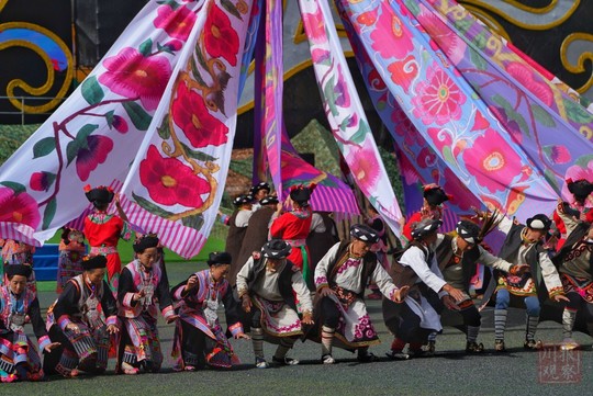 马尔康第八届嘉绒锅庄节 各族群众共舞吉祥 万人同唱歌颂祖国