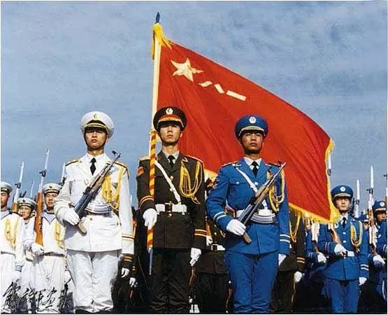革命军事委员会发布命令以"八一"两字作为中国人民解放军军旗和军徽的
