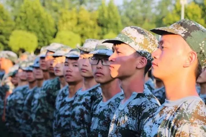 九院学子这样向中国人民解放军致敬 青涩的脸庞,生疏的动作,也曾来