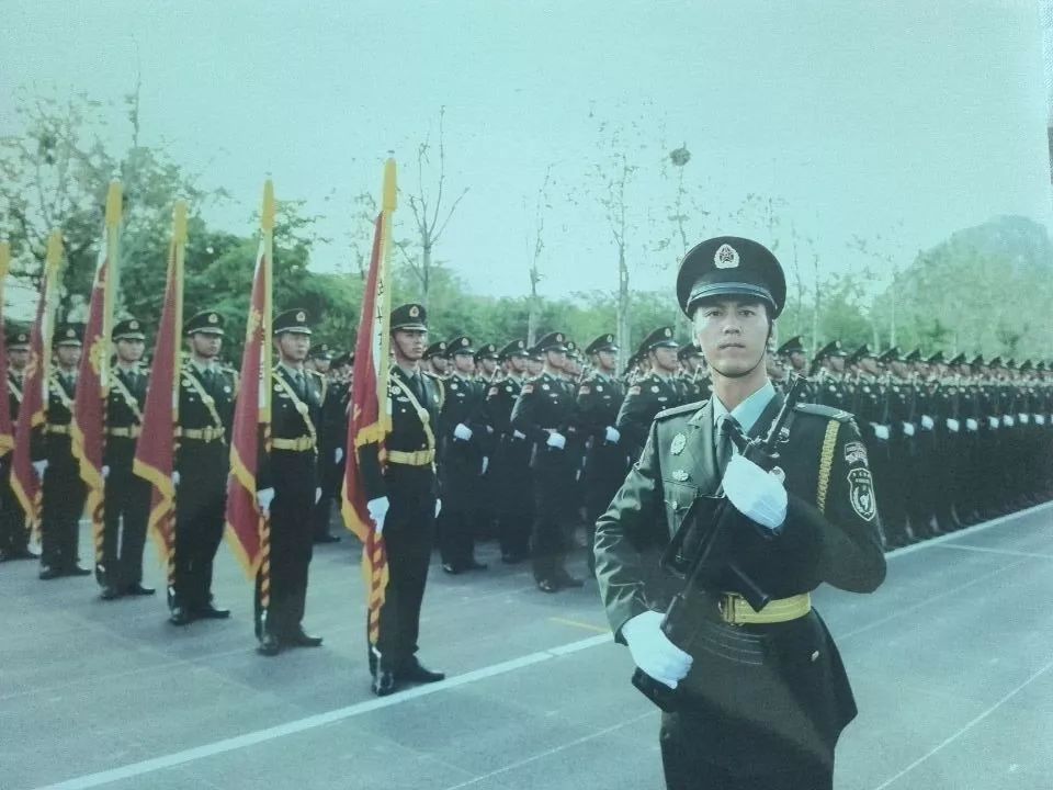 于海军同学参加东北抗联英模部队方队宋维军同学(左一)参加狼牙山五