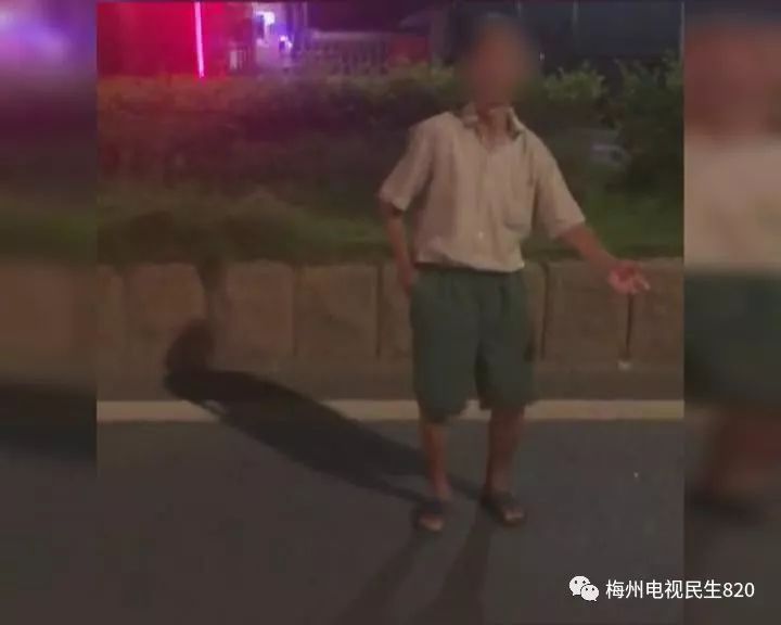 阿伯你看你都吓到尿裤子了老伯夜遇事故当场被吓尿