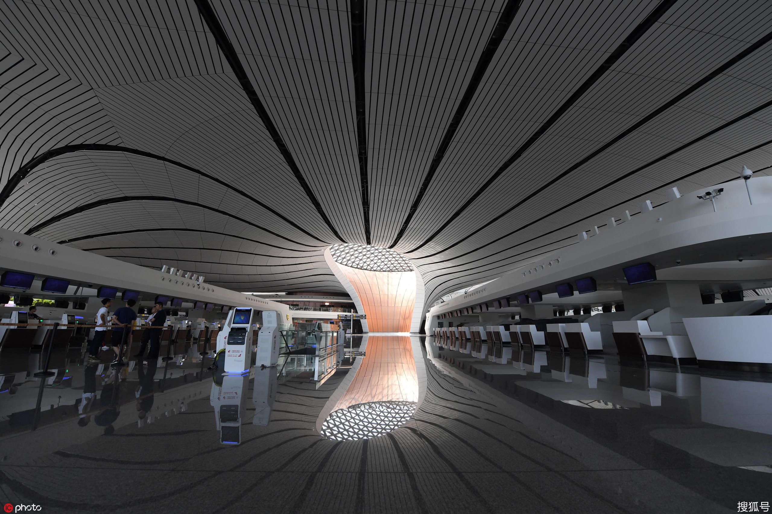 北京大兴国际机场室内大气磅礴空间连通性很强