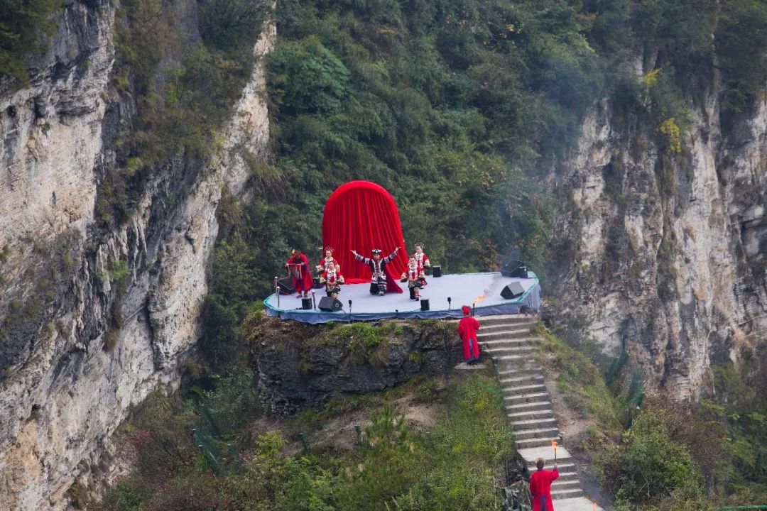 积zan免费畅游矮寨奇观景区,鼓舞狂欢嘉年华等你来嗨!