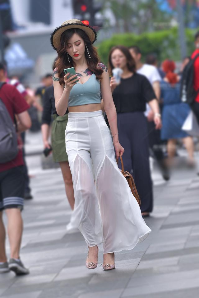 时尚街拍 - 美女身上纹了条蛇,是想表达自己是蛇蝎美人吗?