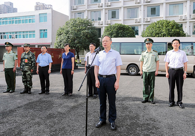 7月31日,市委书记,市长,安顺军分区党委第一书记陈训华到两城区走访