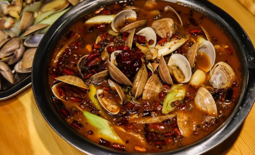 麻辣肥蛤  每一个肥蛤都被洗的很干净 与各种调味料一同下锅翻炒