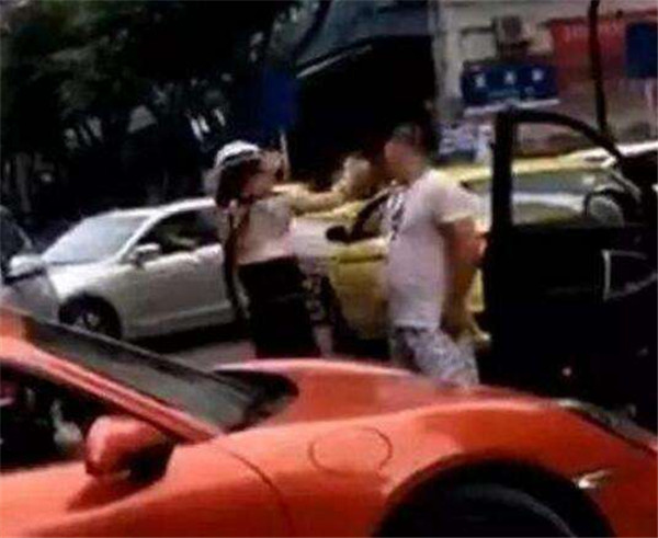 重庆保时捷女司机当街掌掴男子反被打,多人爆料其性格