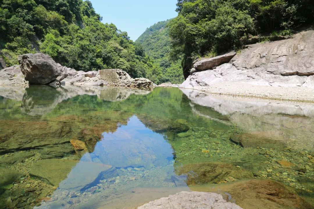 十八条溪活水奔流,在山谷间迂回绕转.山巍巍然,水漻漻然.