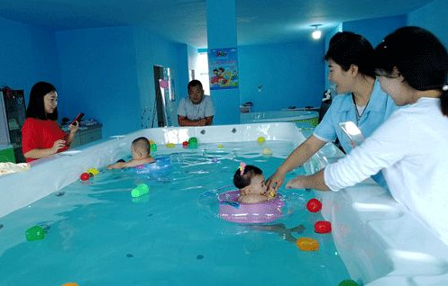 如何讓自己在嬰兒游泳行業中脫穎而出？用這幾招，你也可以！ 如何提高游泳館競爭力 嬰兒游泳館吸引客流 嬰兒游泳館怎么經營好