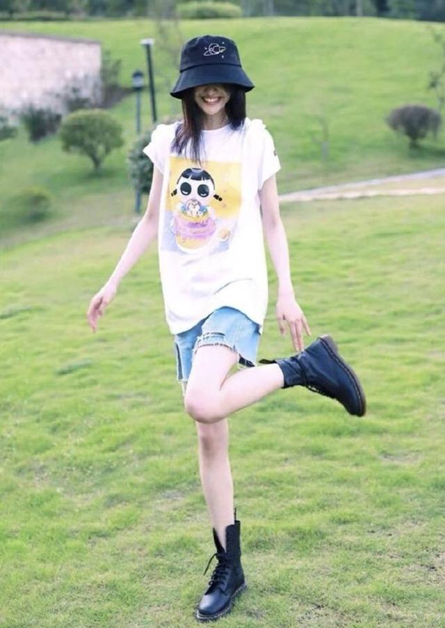 郑爽坦言想做网红后化身潮流街拍女孩?草坪上开心的表演翻跟头