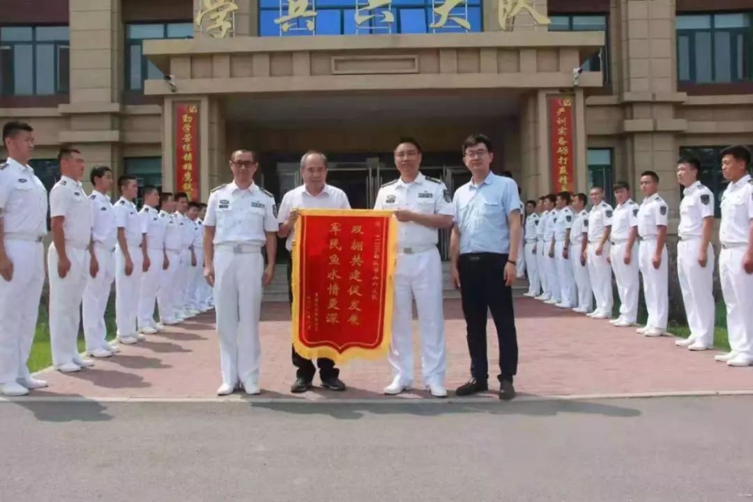 军民鱼水情意浓青岛交通职业学校走访慰问部队官兵