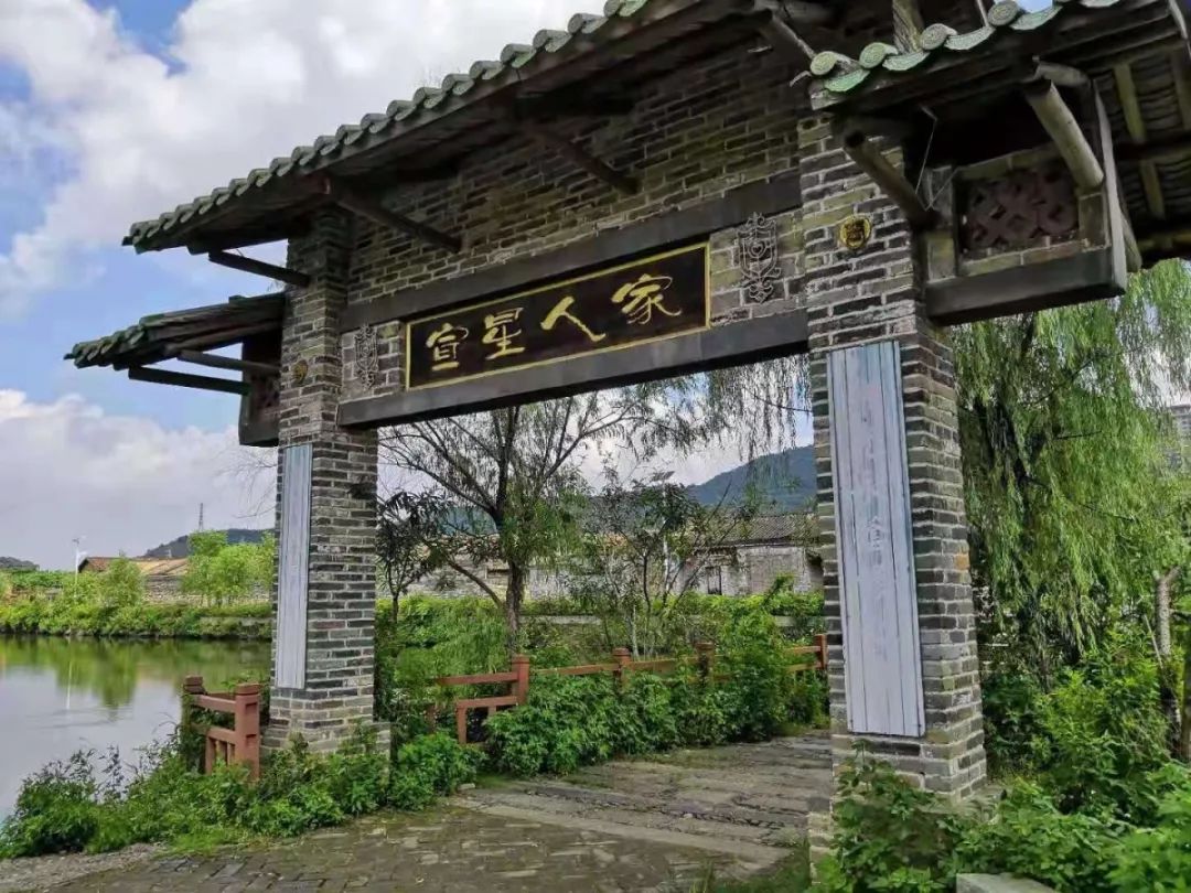 步入刻有"宣星人家"四个大字的牌坊,迎面是带有古朴气息的古村落,团队