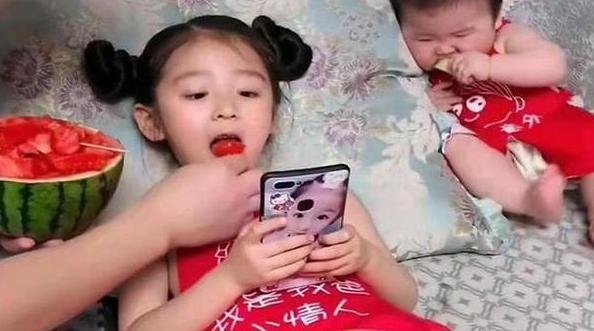                     爸爸喂女儿吃西瓜，一旁的儿子受冷落，网友戏称：儿子不是亲生的