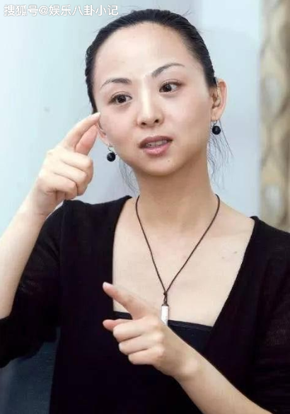 43岁“千手观音”邰丽华,拒绝富商8年追求,最后却嫁给爱情