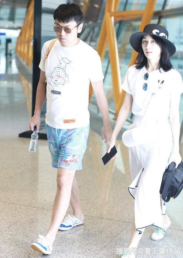雷佳音和老婆翟煦飞现身 贴心陪伴老婆帮推行李箱低调