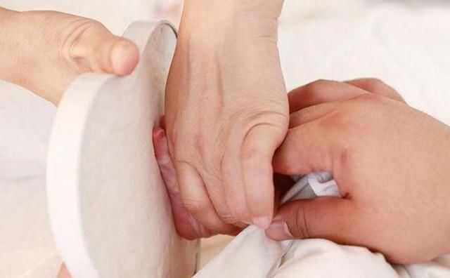                     宝宝出生时，医院为什么要留脚印？这些用途家长一定要知道