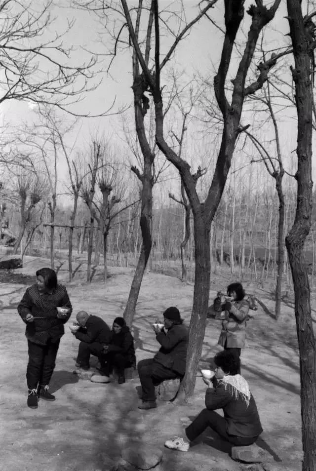 70年代农村吃饭老照片,瞬间刷爆好友圈!