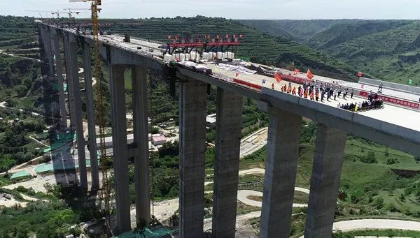 天宁沟特大桥首跨顺利合龙