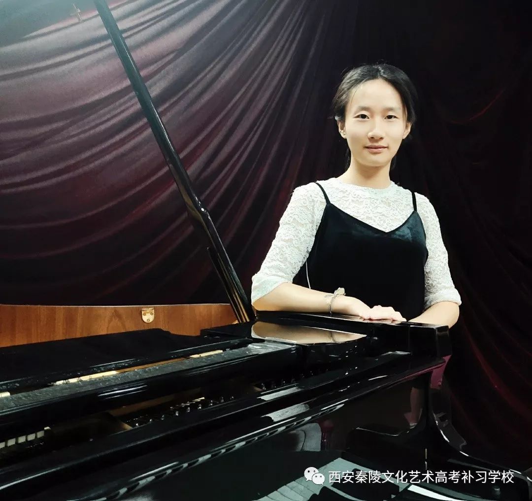 2009年考入西安音乐学院钢琴系,师从丛丽丽副教授,2013年考入西安音乐