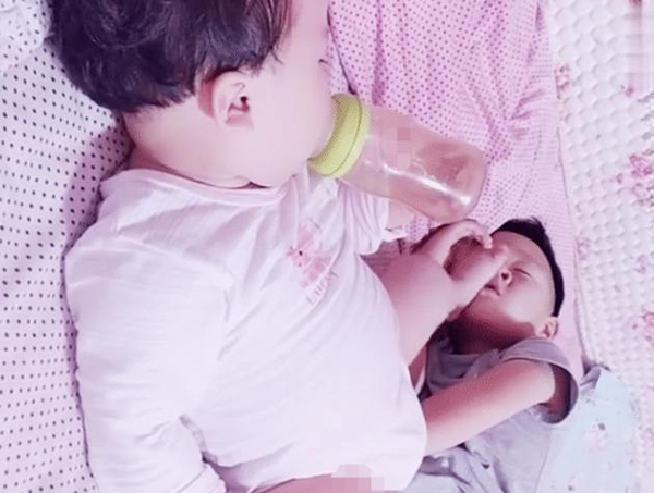                     原创            叫你要妹妹！这下满意了？妹妹一招“佛山无影脚”，妈妈笑弯腰