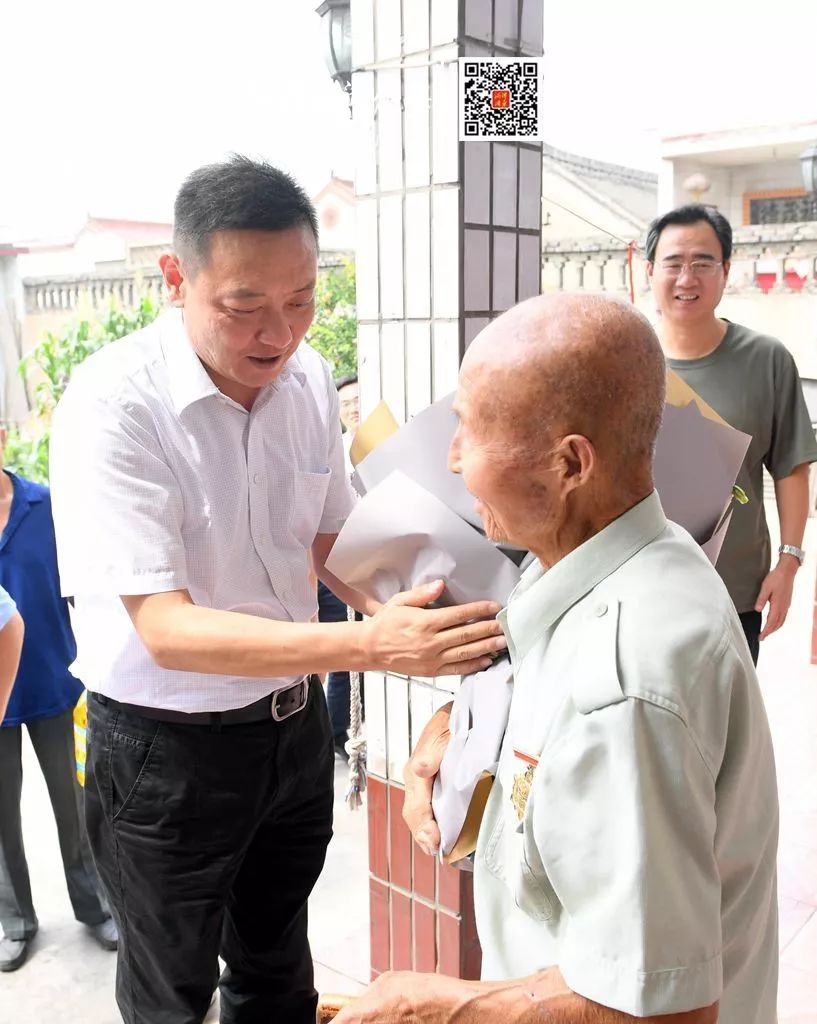 河津市领导看望慰问人武消防武警官兵和退役军人_何伟