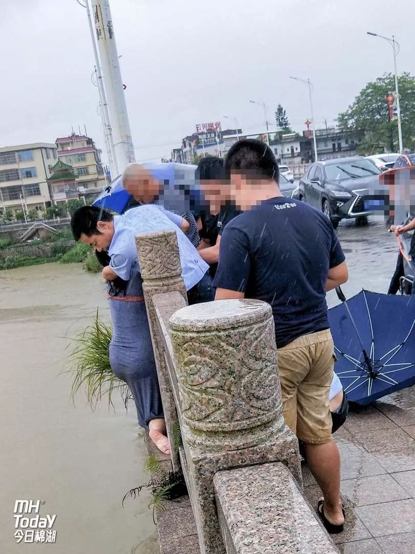 由于台风影响,今天棉湖下起暴雨,路面十分湿滑,从网友提供的视