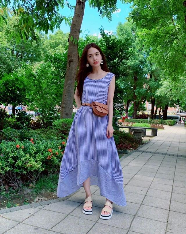 被35岁杨丞琳美到了,腰包+条纹裙清新靓丽,身材比例太惊艳 pp电子游戏平台