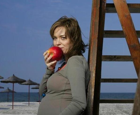                     原创            香香甜甜的桃子会让孕妈妈滑胎？孕妈妈吃水果究竟有没有禁忌？