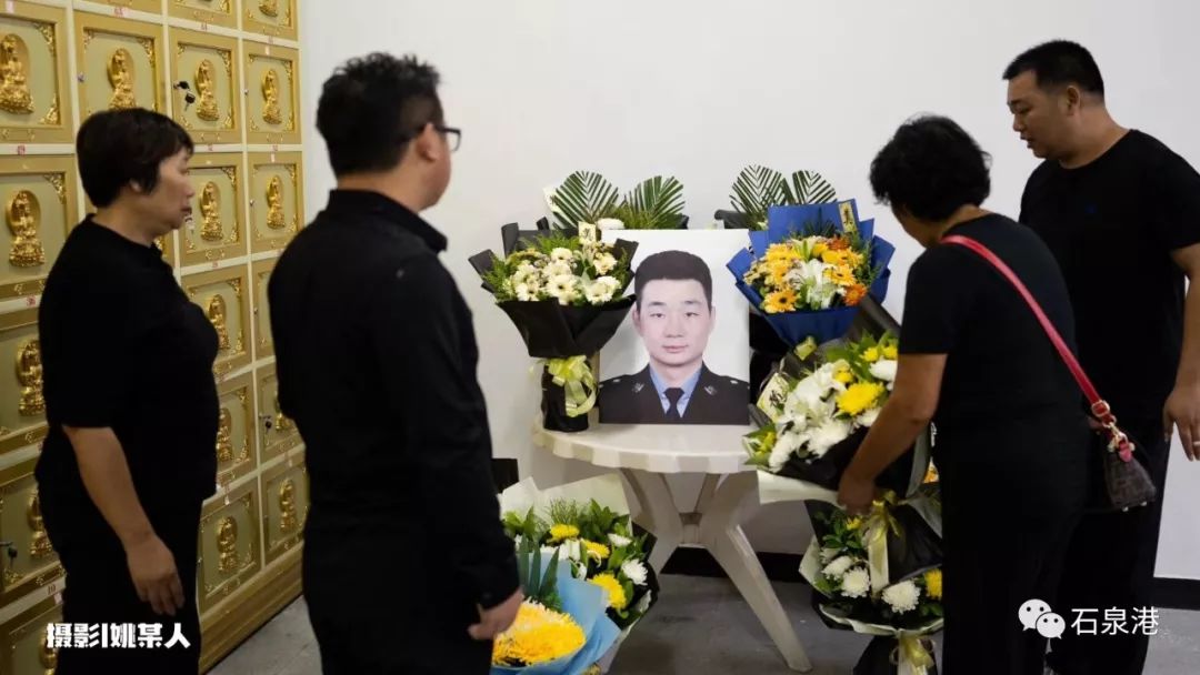 石泉救火英雄回家市民自发前往烈士陵园参加送别会