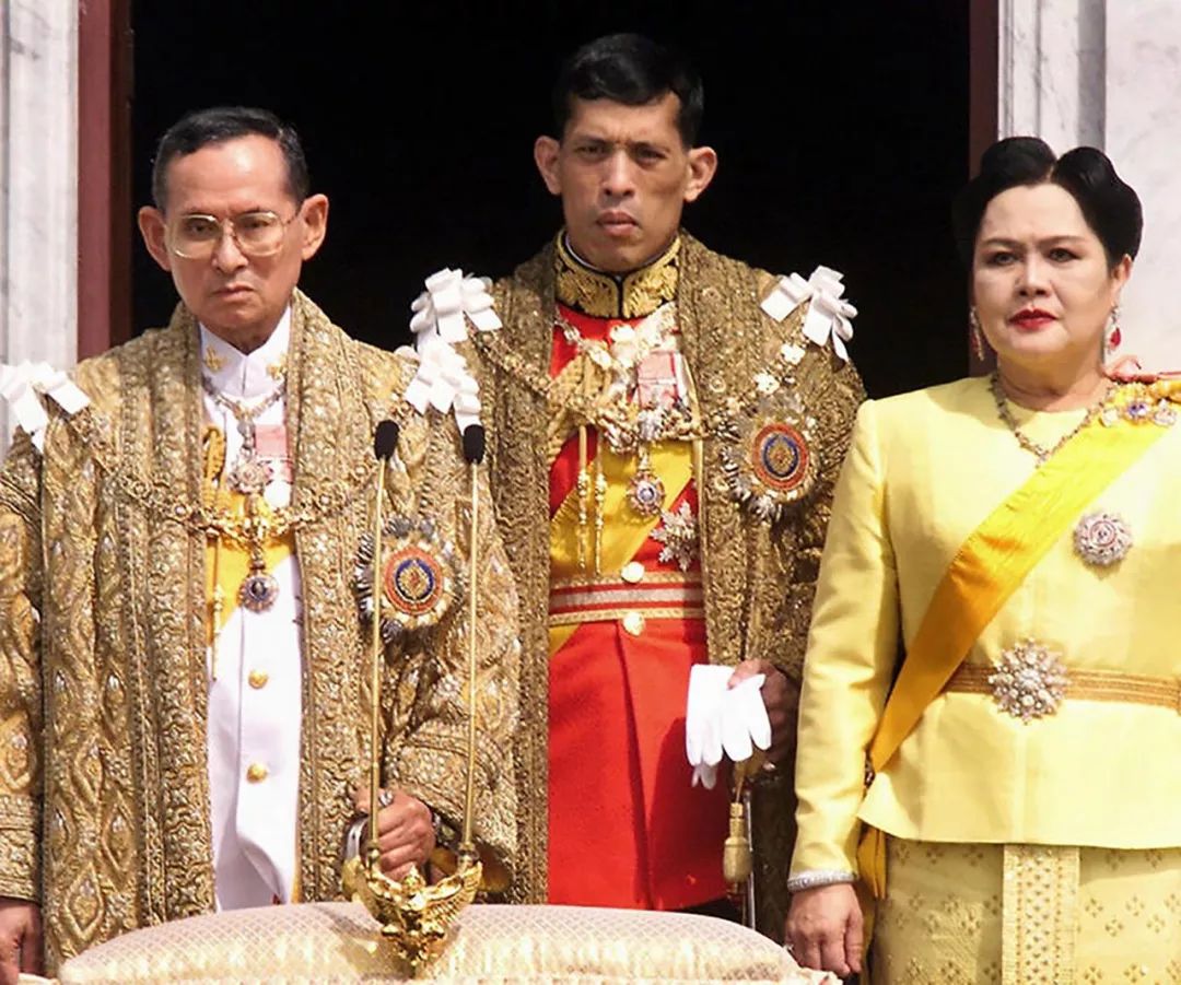 纳妾风波后,泰国国王抛下新贵妃,和苏提达王后分头行动挽回民心
