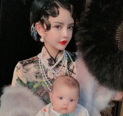 网红韩安冉公布宝宝满月照,自称女儿一定是大户人家的孩子 作者: 来源:金牌娱乐 网红韩安冉公布宝宝满月照,自称女儿一定是大户人家的孩子 作者: 来源:金牌娱乐