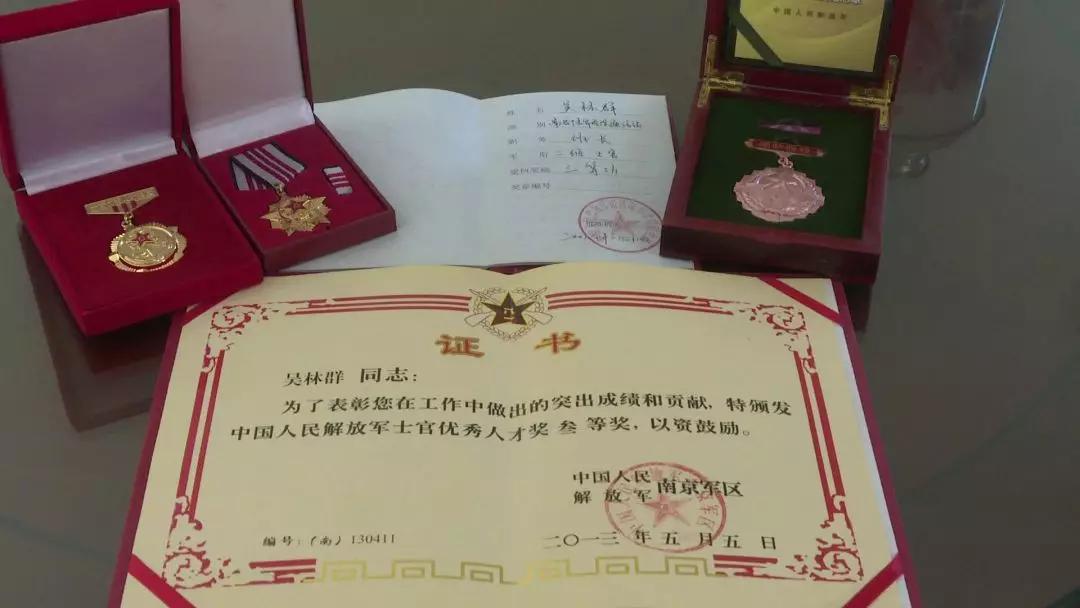 在部队的13年,他刻苦努力,先后获得全军优秀士官人才奖1次,三等功1次