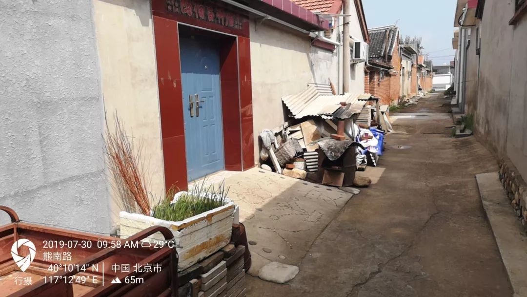 平谷镇东鹿角村森硕昂小吃店南侧,杂草乱堆乱放.