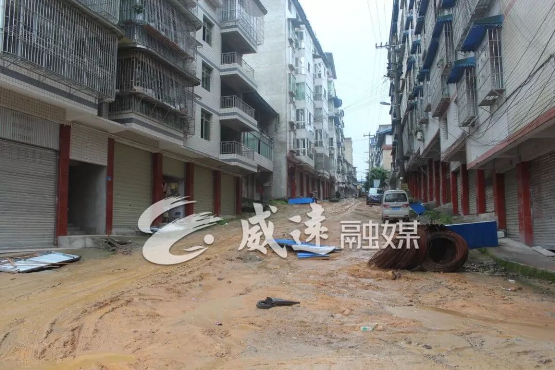 了解到小河镇外北街准备启动改造工程,肖建平便积极响应小河镇党委