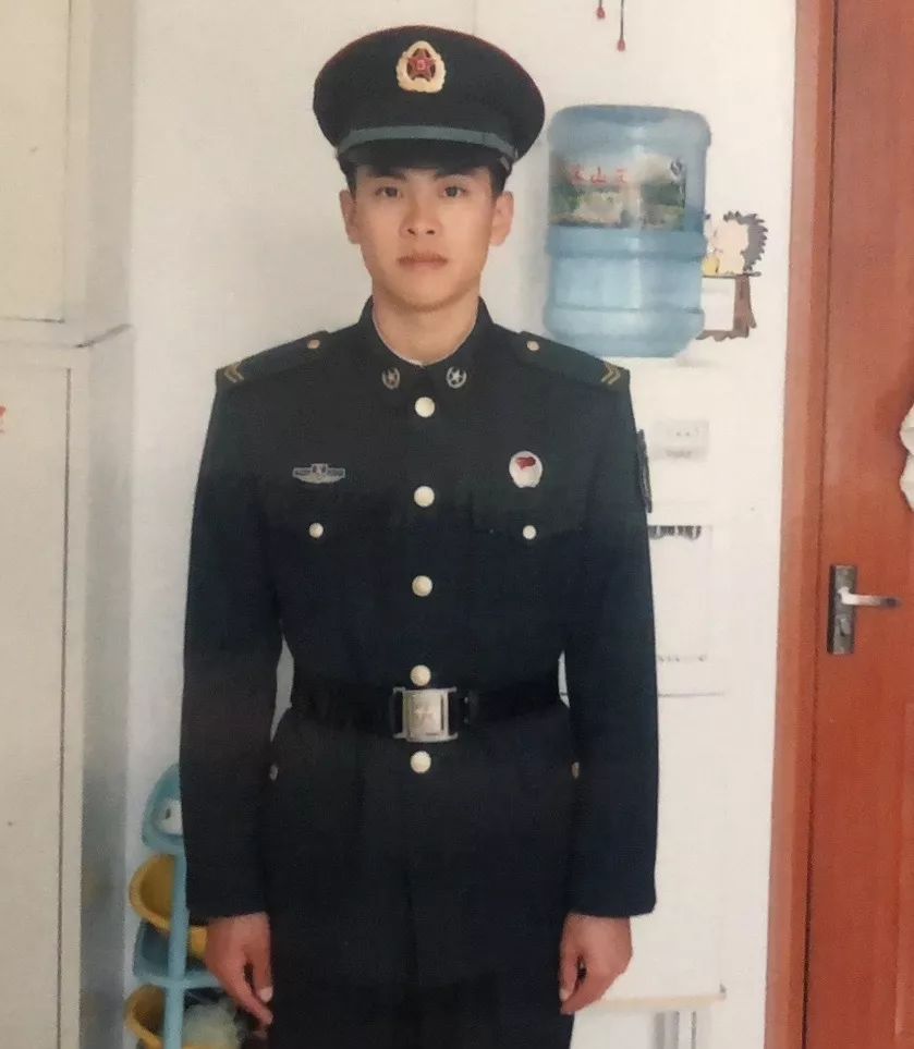 从桀骜不驯的少年变成成熟稳重的退伍军人,一身军装换成了铁路工作服