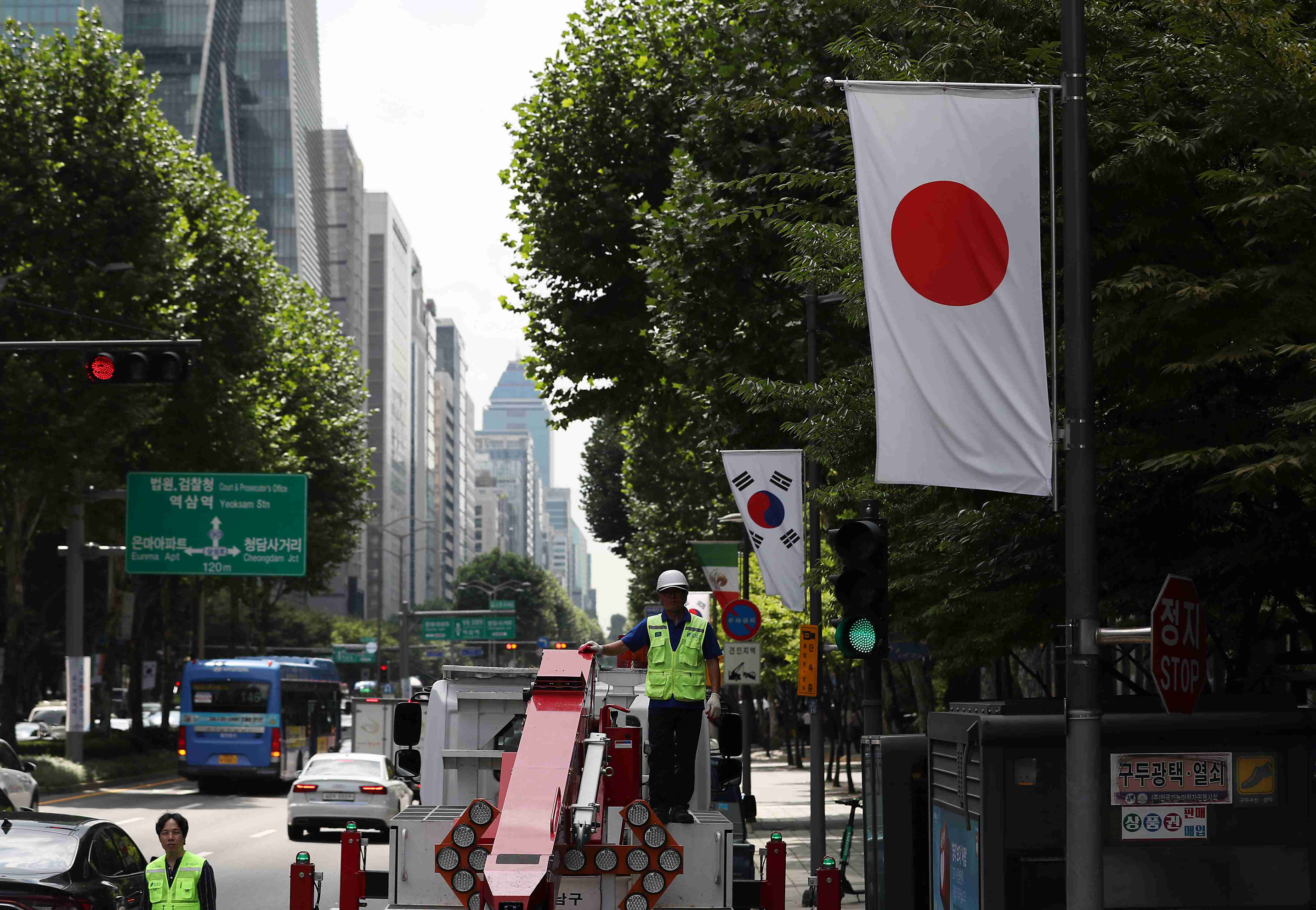 韩国"反日"情绪升温 首尔街头日本国旗被拆除