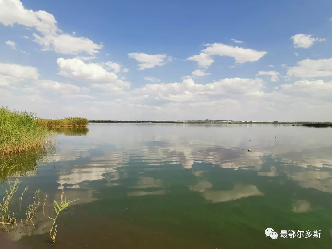 水天一色的红海子湿地公园