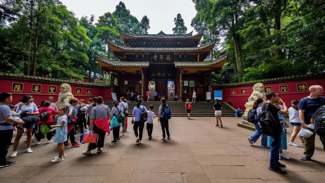 由清音阁开始往万年寺,途经白龙洞我们就先从短线走起峨眉山的清凉