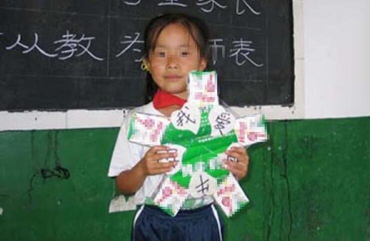                     双胞胎妹妹天天喝牛奶，姐姐总是偷偷倒掉，一年以后差别太明显！