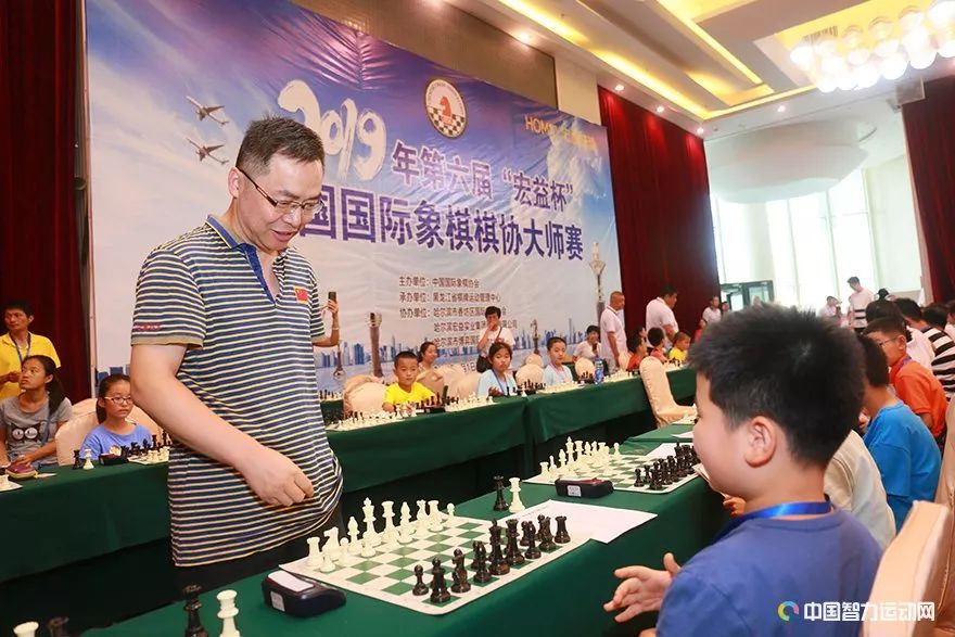 黑龙江棋牌协会国际象棋分会秘书长杨宝森介绍说,超快棋赛和大师