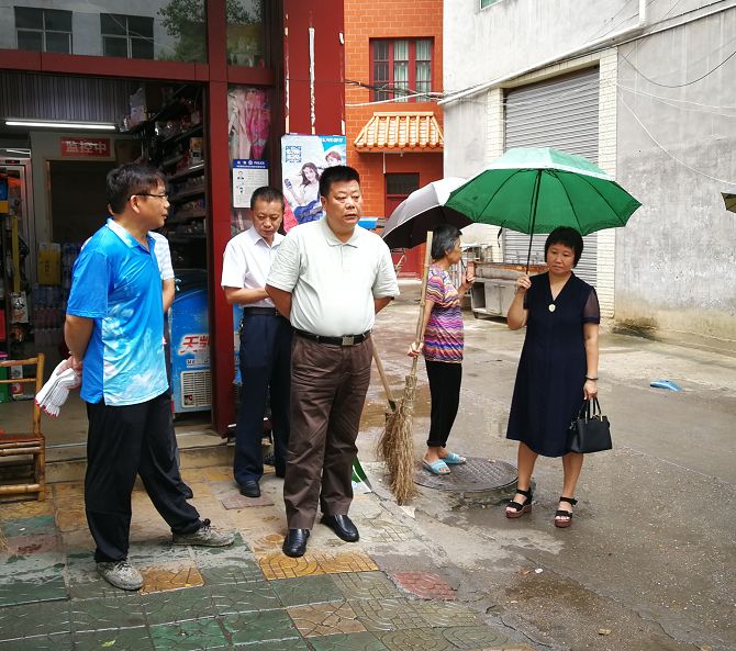 江树华在富康工业园网格参与环境整治.